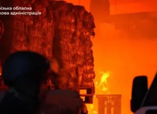 В результате вражеской атаки в Запорожье загорелось промышленное предприятие