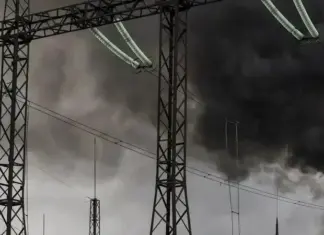 «Попытка лишить нас света и тепла». Россия массированно обстреляла одну из украинских ТЭС