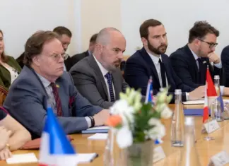 «Хотели отвлечь». Во время принятия скадального закона о НАБУ и САП ОП собрал послов G7, у них забрали телефоны — Железняк