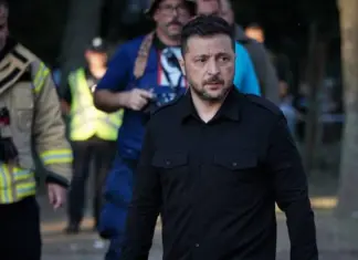 Зеленский почтил память погибших на месте российского удара по девятиэтажке в Киеве