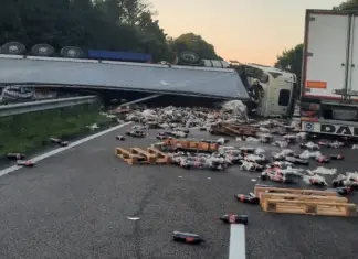 На трассе Киев-Одесса перевернулась фура с Coca-Cola — появилось видео