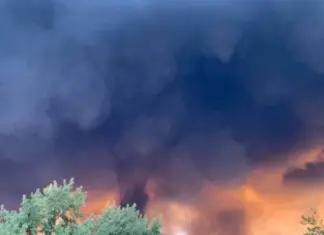 «Могут взорваться в любой момент». Россия ударила по Кременчугу ракетами с кассетными боеприпасами