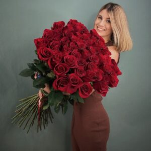 Метровые розы в букетах: гиганты флористического мира.
