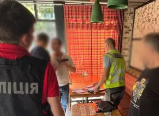 За 10 тысяч долларов. Чиновник Минобороны устраивал мужчин на критически-важное предприятие ради бронирования — полиция