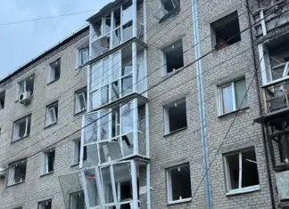 В Славянске россияне ударили КАБами по девятиэтажке и школе искусств, среди раненых — ребенок