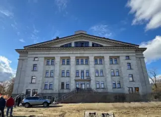 «Пение и танцы на костях». Оккупанты готовятся открыть Мариупольский драмтеатр, который разрушили в 2022 году — городской совет