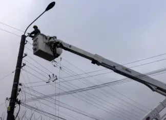 В нескольких регионах Украины ввели аварийные отключения света