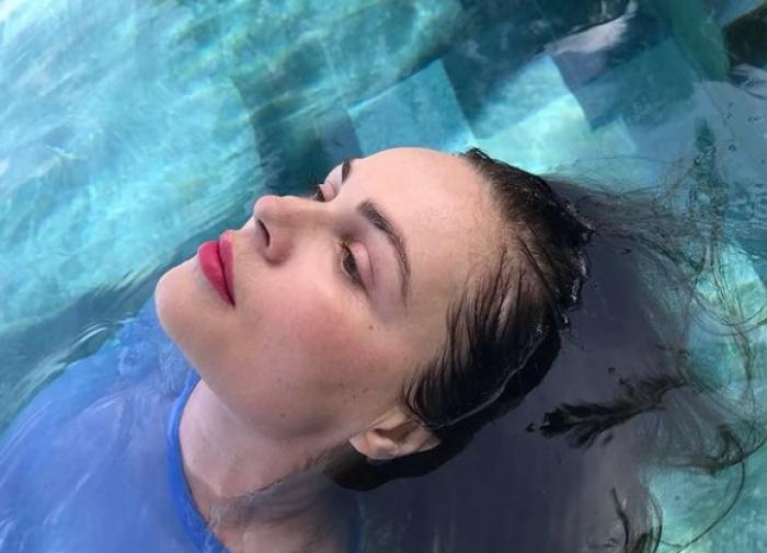 60-летняя Екатерина Андреева впечатлила поклонников снимком в&nbsp;купальнике: "Время меня не замечает"