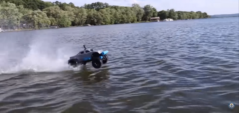 Автомобиль проехал по воде полтора километра и установил рекорд. Видео