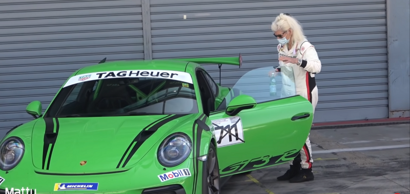 Бабушка-гонщица показала, как проходит гоночный трек на Porsche 911 GT3 RS
