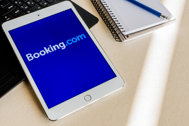 Booking.com объявил о приостановке деятельности в России