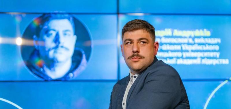 "Дереву памяти нужен гумус из историй": интервью с Андреем Андрушкивым в рамках выставки "Голоса" музея "Голоса мирных" Фонда Рината Ахметова