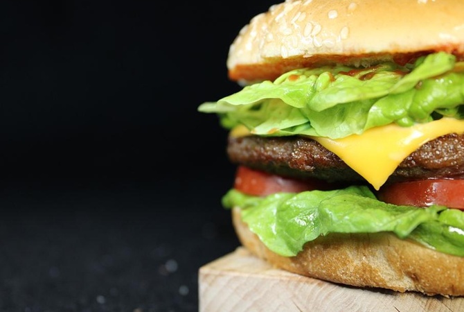 Доллар должен быть по 11. Индекс бигмака назвал правильный валютный курс