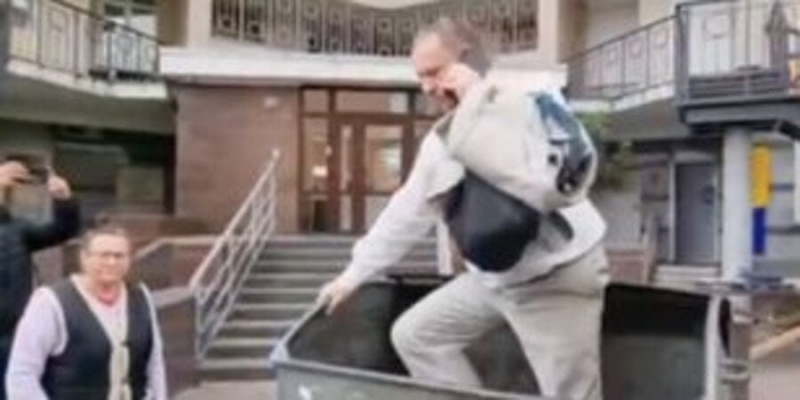 Экс-нардепа Тараса Черновола облили зеленкой и&nbsp;бросили в&nbsp;мусорник после хамства в&nbsp;сторону Михайловой&nbsp;&mdash; видео