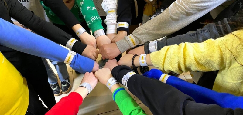 Фонд Рината Ахметова передает световозвращающие браслеты детям из Мариуполя