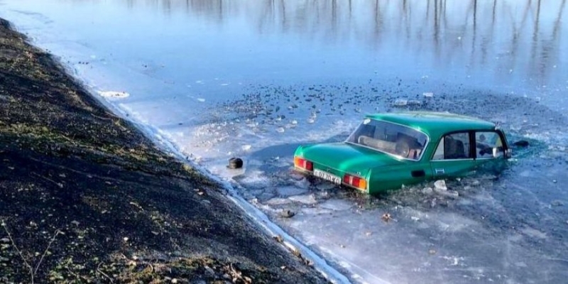 Херсонские патрульные спасли пенсионера, чья машина слетела в&nbsp;замерзший канал&nbsp;&mdash; видео