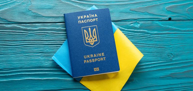 Кабмин запретил выдавать паспорта украинским мужчинам от 18 до 60 лет за границей: кого не касается