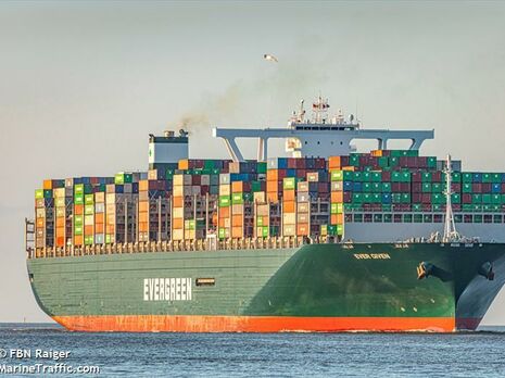 Контейнеровоз cел на мель в Суэцком канале и перекрыл движение. В пробке стоят более 100 судов