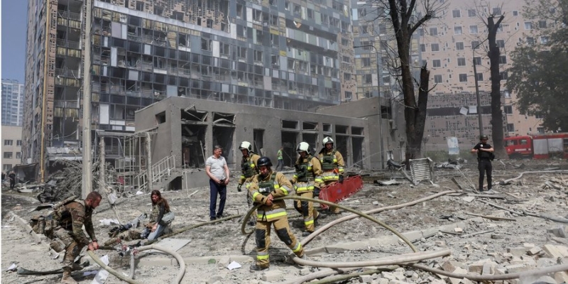 Массированный удар РФ. В Киеве 9 погибших, в поврежденном Охматдете ранены дети, в Кривом Роге 10 погибших, в Днепре 6 раненых — онлайн