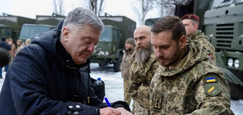 Мы выходим "на Майдан" между Покровском и Авдеевкой: Порошенко на фронте развенчал слухи и призвал к единству