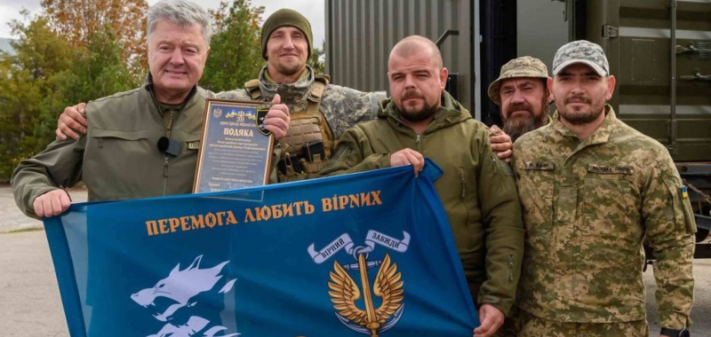 Надо дать врагу по зубам: Порошенко привез морпехам на южный фронт дроны, грузовики и снаряжение