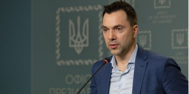 &laquo;Нападение языкового Талибана&raquo;. Арестович захотел &laquo;наградить&raquo; таксиста, который высадил пассажирок за&nbsp;требование обслуживать на&nbsp;украинском языке