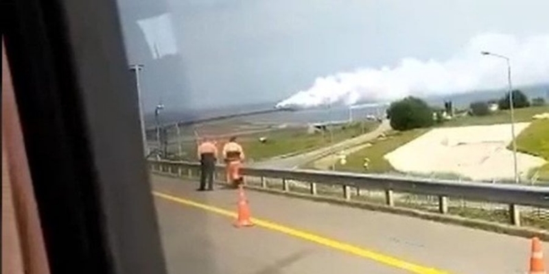 Ночные взрывы на&nbsp;Крымском мосту: перекрыто движение машин, поездов и&nbsp;паромов, росСМИ сообщают о&nbsp;вероятном повреждении опоры моста&nbsp;&mdash; онлайн