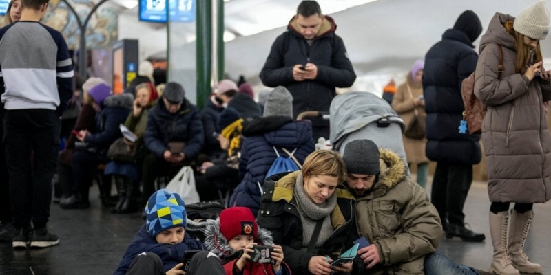 Новая ночная атака&nbsp;РФ. От&nbsp;обломков ракет в&nbsp;Киеве загорелись авто и&nbsp;повреждено большое здание, есть пострадавшие