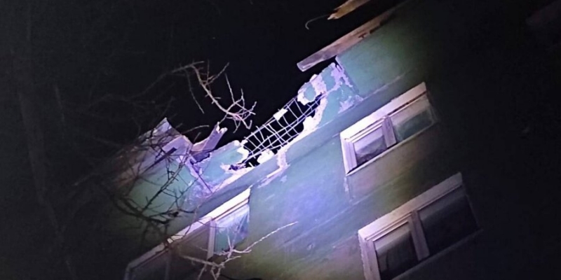 Оккупанты обстреляли Никополь, повредив десяток жилых домов