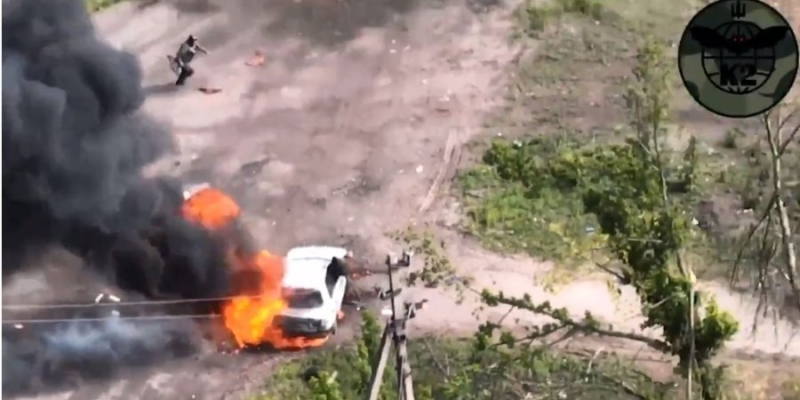 Оккупанты отправились в&nbsp;&laquo;последний путь&raquo;, пытаясь сбежать от&nbsp;обстрела на&nbsp;угнанной машине&nbsp;&mdash; видео