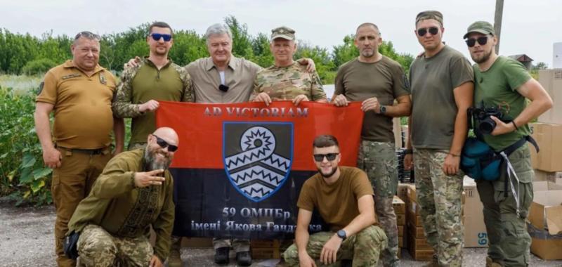 Порошенко привез защитникам на Донецкое направление свежие "мясорубки" – сотни дронов, которых всегда не хватает на фронте