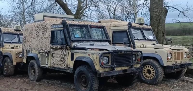 Порошенко в Британии купил для ВСУ бронированные эвакуационные машины Land Rover