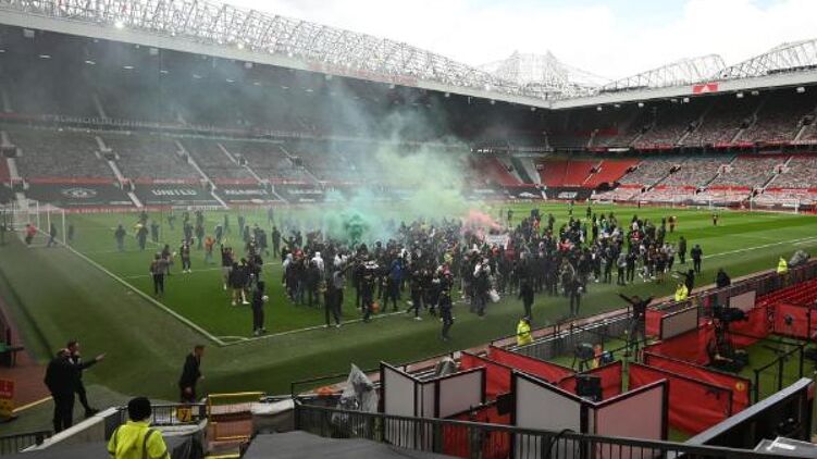 Разъяренные фанаты "Манчестер Юнайтед захватили стадион за пару часов до игры с "Ливерпулем". Матч перенесен