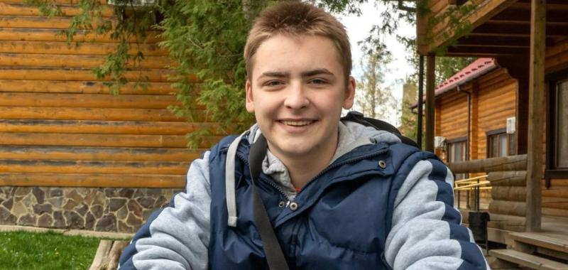 Тяжелораненый 17-летний мариуполец прошел курс восстановления от Фонда Рината Ахметова