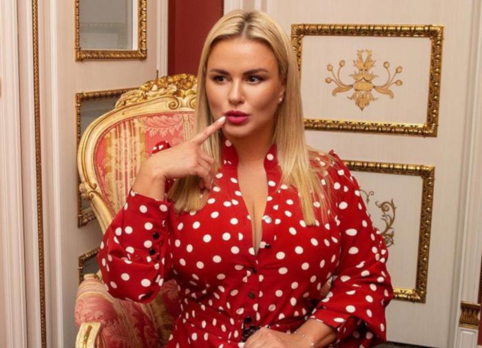 Туго утянутая Семенович пришла искать счастья в "Давай поженимся": "Богатые тоже плачут"