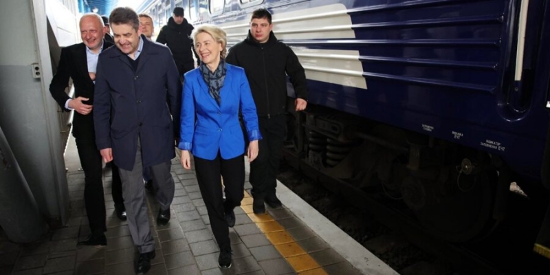 Украина отмечает День Европы. Глава Еврокомиссии в&nbsp;Киеве на&nbsp;фоне &laquo;урезанного&raquo; парада в&nbsp;Москве: он&nbsp;прошел без танков и&nbsp;самолетов&nbsp;&mdash; онлайн