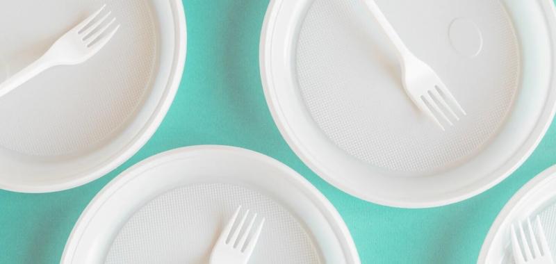 Украина планирует запретить оборот одноразовых пластиковых изделий: о чем идет речь