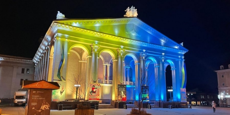 Украина праздновала День единения. В&nbsp;Киеве развернули 200-метровый флаг, Зеленский побывал в&nbsp;Ровно и&nbsp;Мариуполе&nbsp;&mdash; хроника