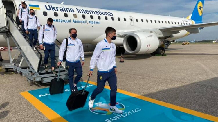 Украинская сборная прилетела в Амстердам, где проведет первый матч на Евро 2020. Фото