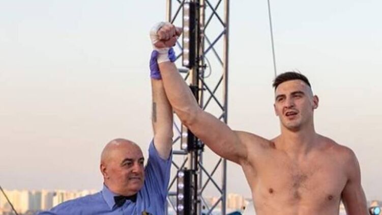 Украинский боксер Захожий отправил в нокаут бывшего соотечественника, выступающего за Польшу