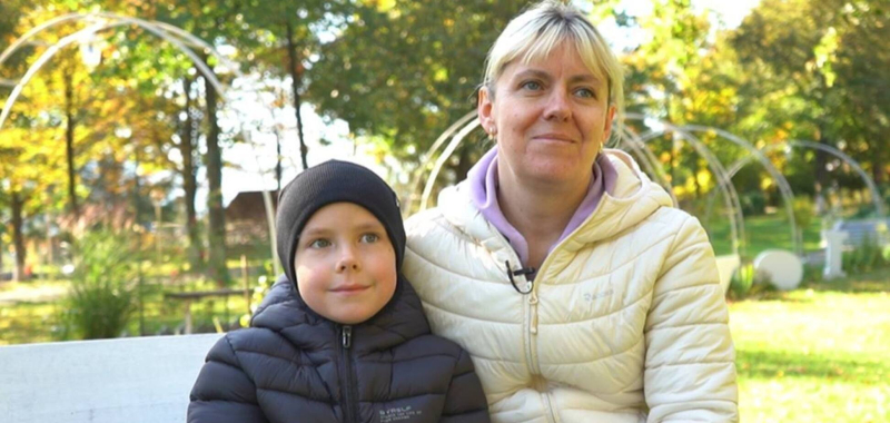 ''В ножках сына до сих пор обломки снаряда'': раненый 7-летний мальчик из Чернигова прошел курс реабилитации от Фонда Рината Ахметова