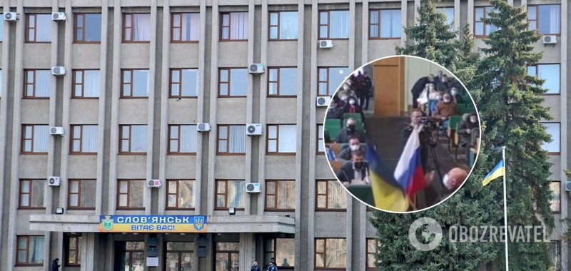 В Славянске в годовщину оккупации в горсовет принесли флаг РФ. Видео