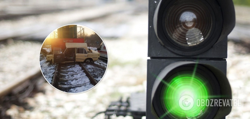 В Виннице поезд врезался в легковушку и протащил ее 200 метров. Фото с места ЧП