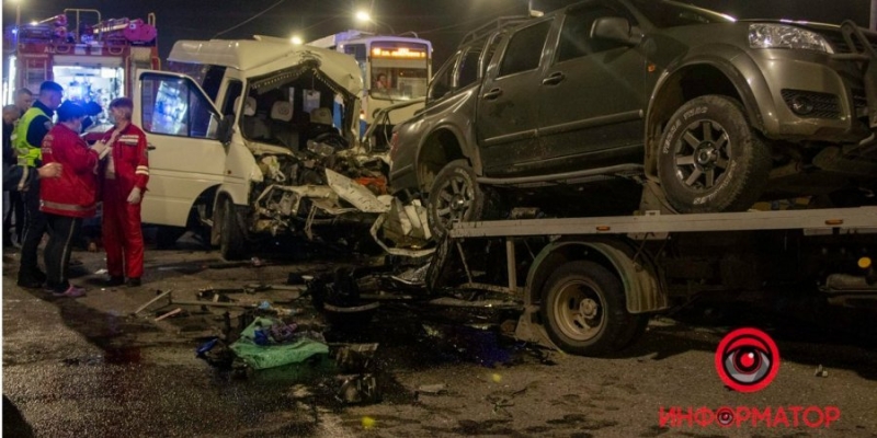 В&nbsp;Днепре столкнулись маршрутка и&nbsp;эвакуатор: один человек погиб