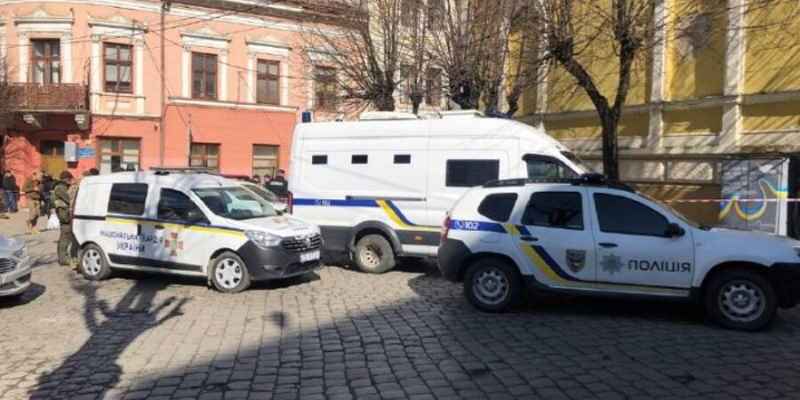 В&nbsp;одном из&nbsp;судов Черновцов мужчина угрожает взорвать гранату&nbsp;&mdash; СМИ