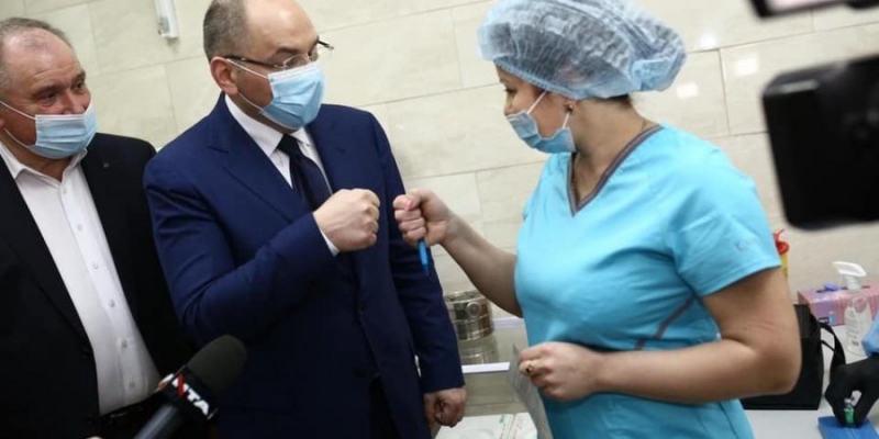 В&nbsp;Украине публичных лиц больше не&nbsp;будут прививать остатками вакцин&nbsp;&mdash; Степанов
