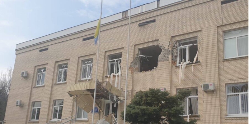 Войска&nbsp;РФ обстреляли центр Берислава: повреждено админздание, снаряды попали в&nbsp;жилой дом