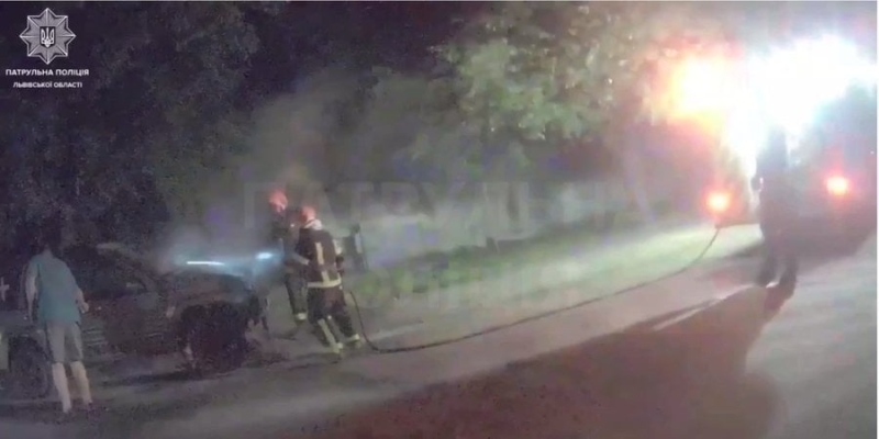 Во Львове полиция задержала двух мужчин, которые поджигали автомобили военных на заказ