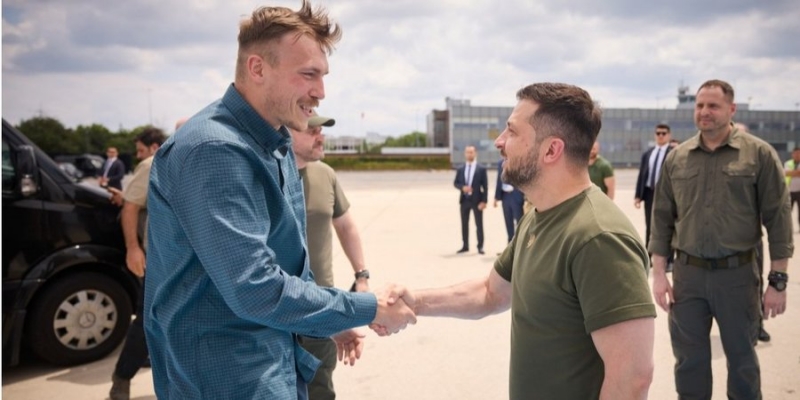 Возвращение домой. Зеленский встретил в&nbsp;Турции освобожденных командиров с&nbsp;Азовстали&nbsp;&mdash; фоторепортаж